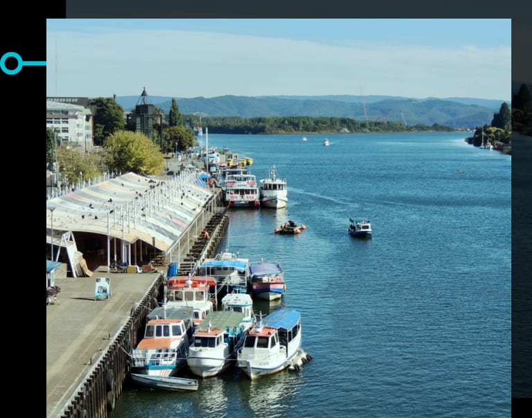 Costanera de Valdivia con embarcaciones atracadas